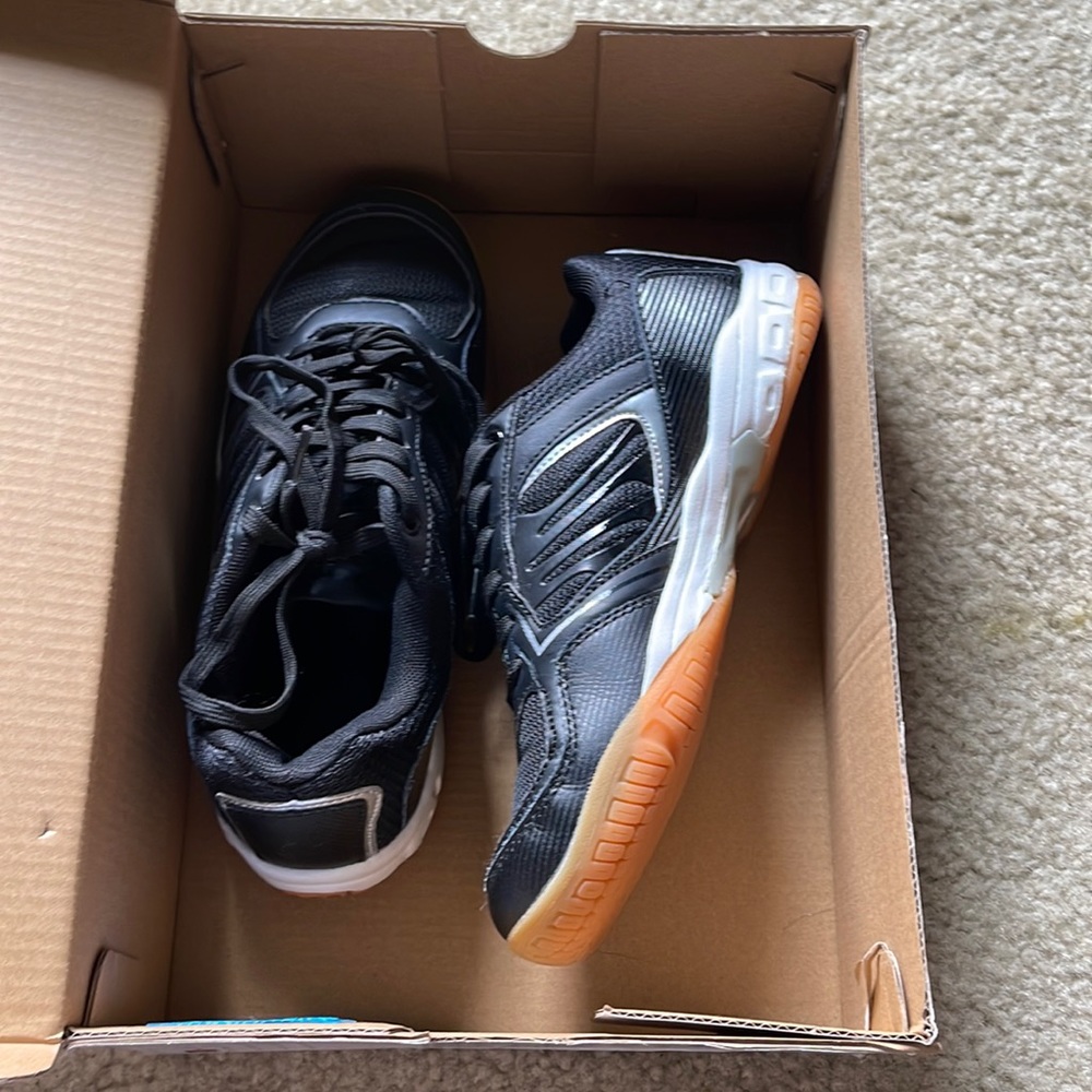KIDS VOLLEYBALL SHOES SIZE 6